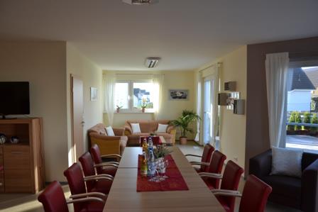 Die Tagespflege hat einen Wohnbereich, in dem Vertrautheit und Geborgenheit in einer Gruppe von bis zu 15 Personen erlebt werden kann.